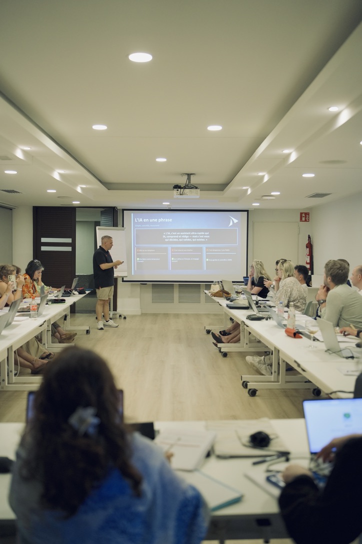Formateur et participants en salle de formation