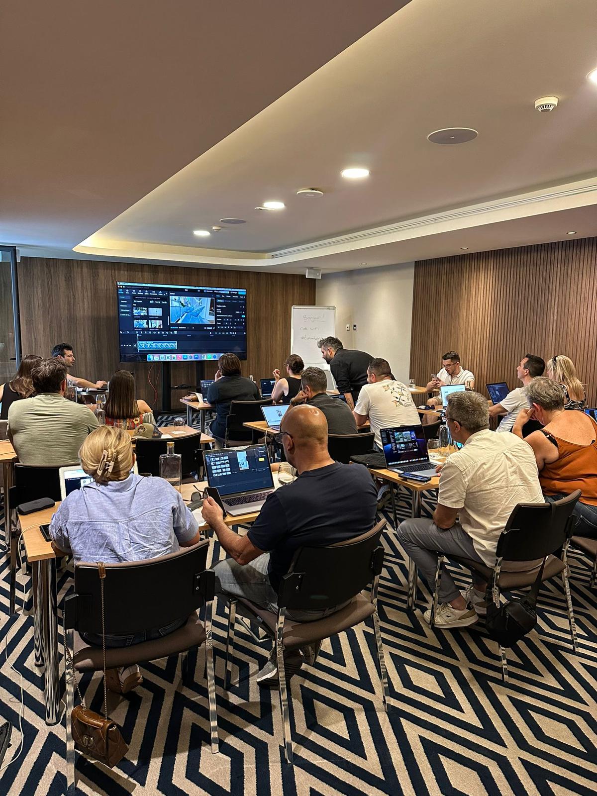 Atelier pratique sur grand écran pendant la formation