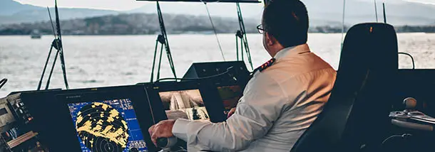Capitaine de bateau en navigation
